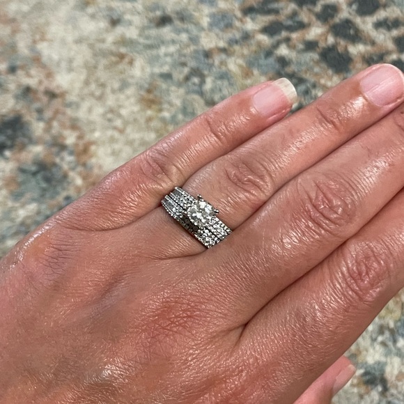 I’m selling my wedding ring just because I need money. - Picture 2 of 10